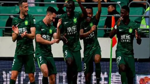 独家镜头：厄瓜多尔传奇教练贝卡切切亲临切尔西赛场，与球星凯塞多温馨同框！